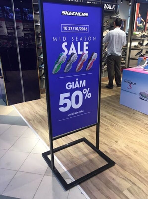 Standee chân sắt