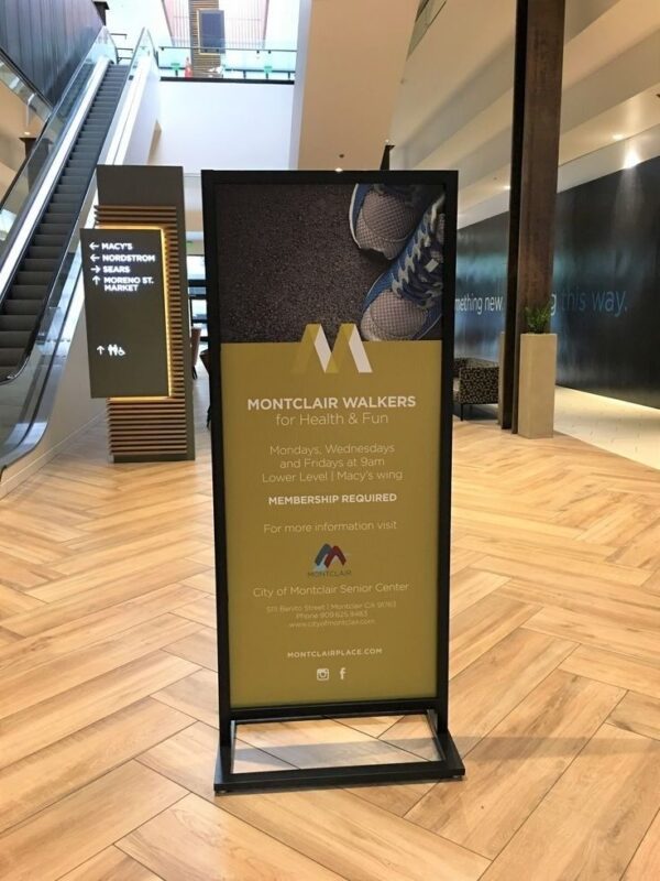 Standee Chân Sắt Là Gì?